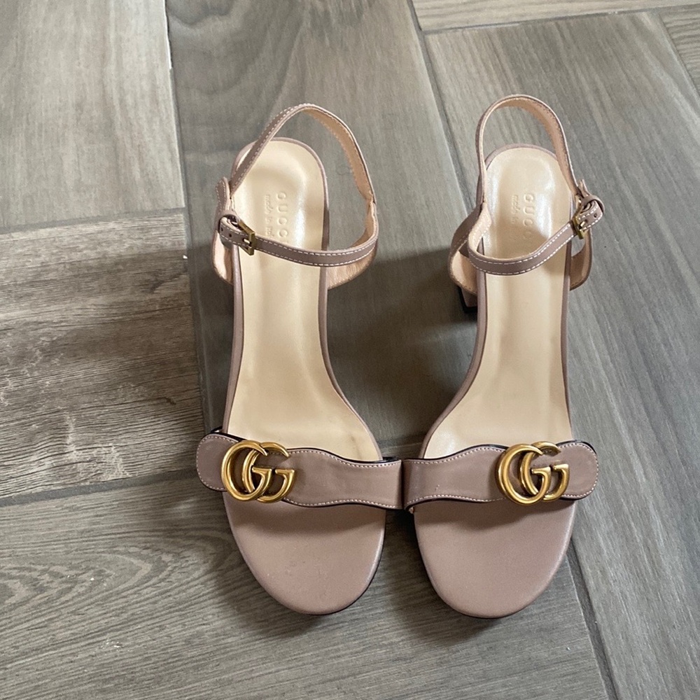 G G beige/tan sandals